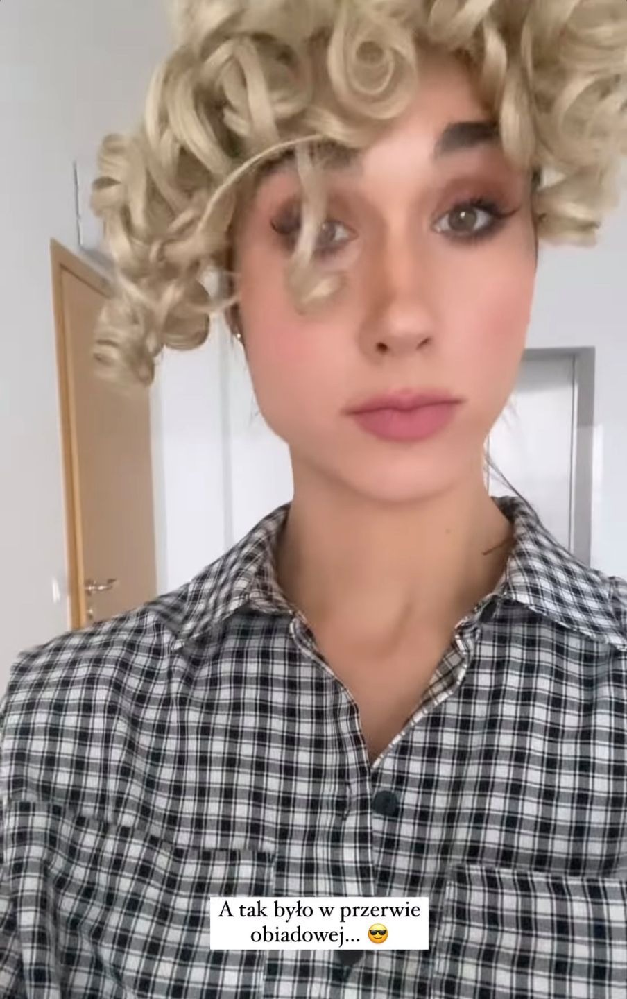 Ida Nowakowska w blond lokach
