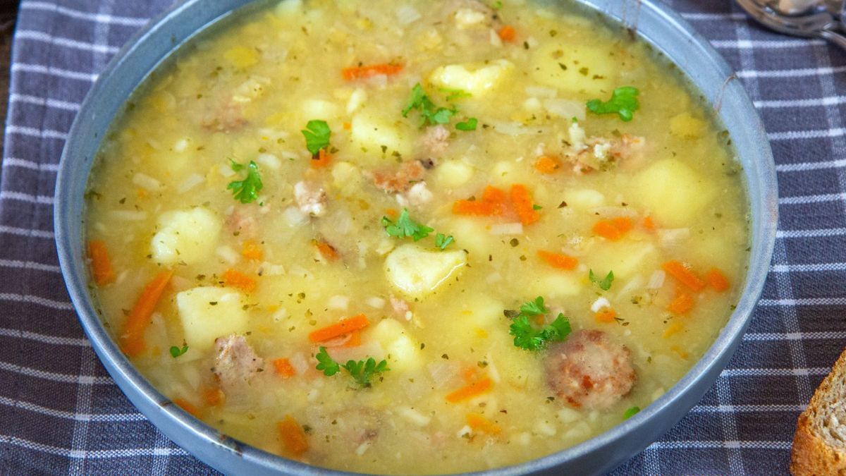 Miseczka aromatycznego krupniku z kiełbasą