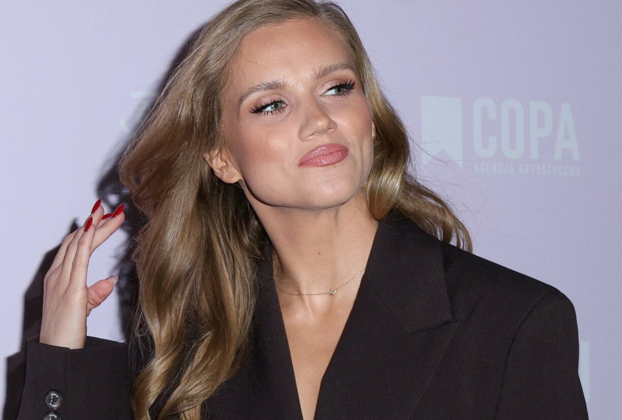 Zachwyciła elegancją na premierze. Na ściance stanęła z ukochanym