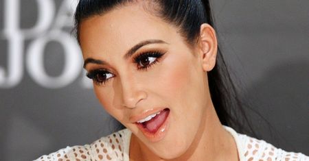 Kim Kardashian ZNÓW pręży słynne pośladki w bikini (ZDJĘCIA)