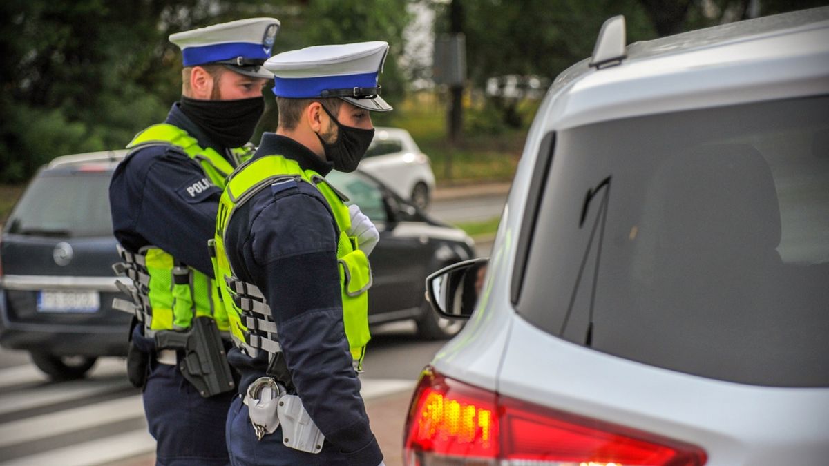 Policjantów podczas kontroli drogowej można nagrywać, ale może być to utrudnione, ponieważ na ich żądanie trzeba położyć obie ręce na kierownicy.