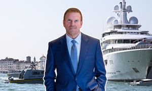 Ambasador USA przypłynął do Wenecji superjachtem. Są protesty