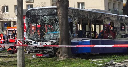 Wypadek miejskiego autobusu w Krakowie. Na miejscu trwa akcja służb