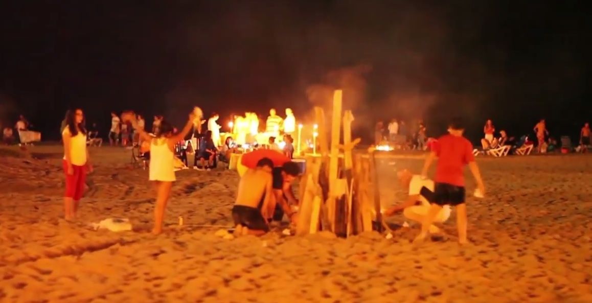 Palenie ognisk w czasie San Juan ma odgonic zle duchy