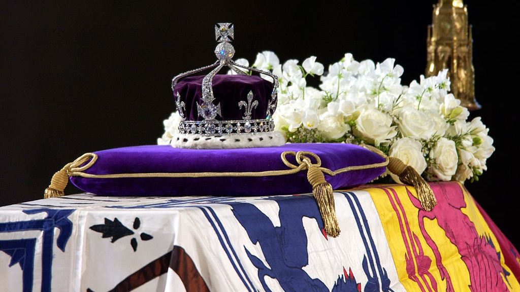 Vigil of Queen Mother's grandsons
A close-up of the Queen Mother's coffin, the wreath of white flowers and the Queen Mother's coronation crown with the priceless Koh-I-Noor diamond. (Photo by © Pool Photograph/Corbis/Corbis via Getty Images)
Tim Graham
British Royal Family, uniform, grief, London