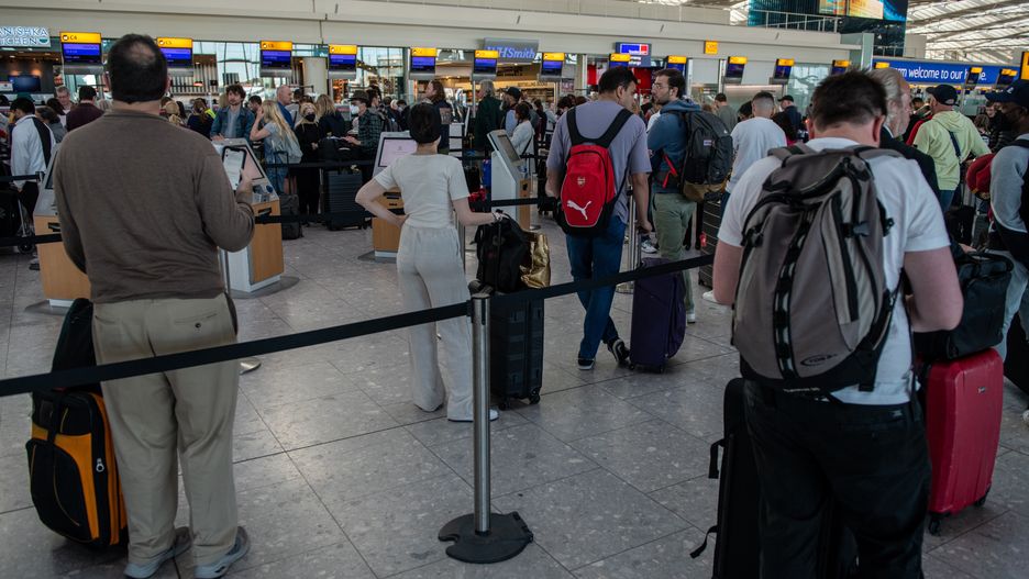 Kolejki na lotnisku Heathrow w Londynie 