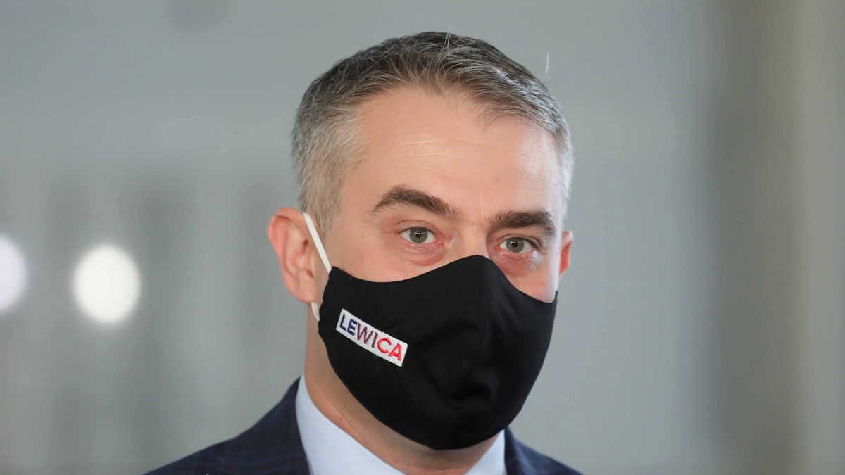 Warszawa, 03.08.2021. Poseł Lewicy Krzysztof Gawkowski podczas konferencji prasowej w Sejmie, 3 bm. Temat konferencji "Ustawa podnosząca płace w budżetówce". (aldg) PAP/Paweł Supernak