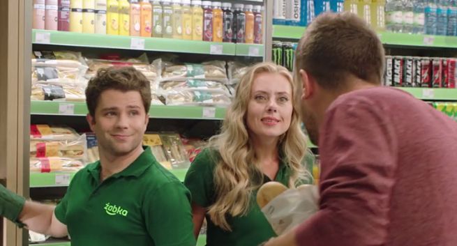 Chrupanie przed serialem i woda wyciągająca kalorie reklamach Żabki (wideo)