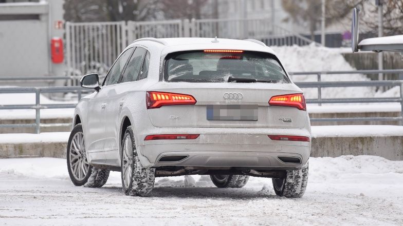 Katarzyna Cichopek w białych kozaczkach na śniegu