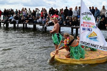 W Kikole pływali "na byle czym". Impreza nad jeziorem przyciągnęła tłumy. Mamy zdjęcia
