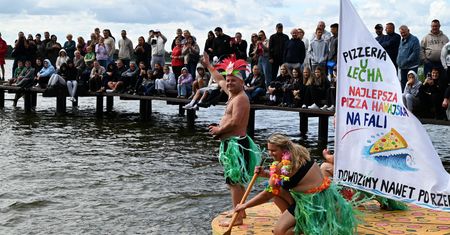 W Kikole pływali "na byle czym". Impreza nad jeziorem przyciągnęła tłumy. Mamy zdjęcia