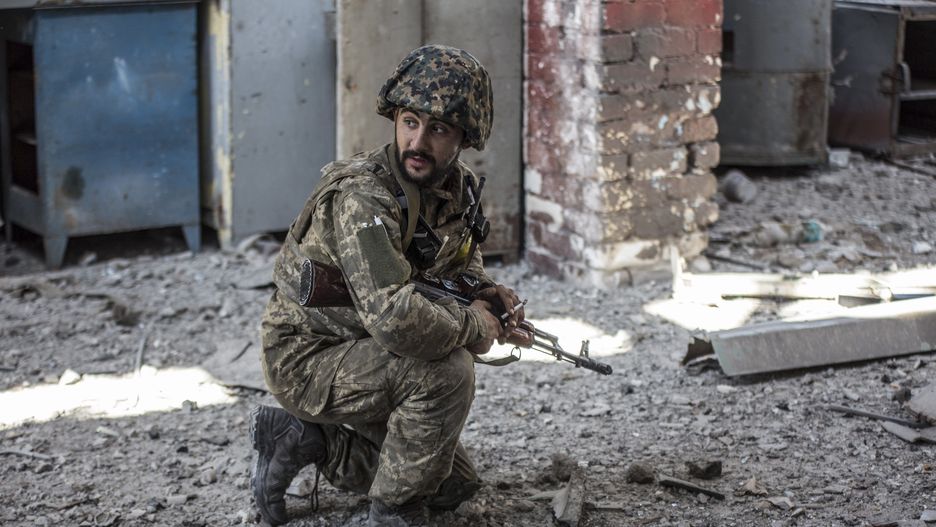 A Ukrainian serviceman smokes on a position in the city of Severodonetsk of Luhansk area, Ukraine 19 June 2022 (issued 21 June 2022). The city of Severodonetsk and its surroundings witnessed heavy fighting for the last days. Ukrainian troops control a part of city include the Azot plant where 568 people, including 38 children, remain in the bomb shelters, the head of the Luhansk Regional State Administration Serhiy Haidai said on June 21. On 24 February Russian troops entered Ukrainian territory starting a conflict that has provoked destruction and a humanitarian crisis. EPA/OLEKSANDR RATUSHNIAK Dostawca: PAP/EPA.