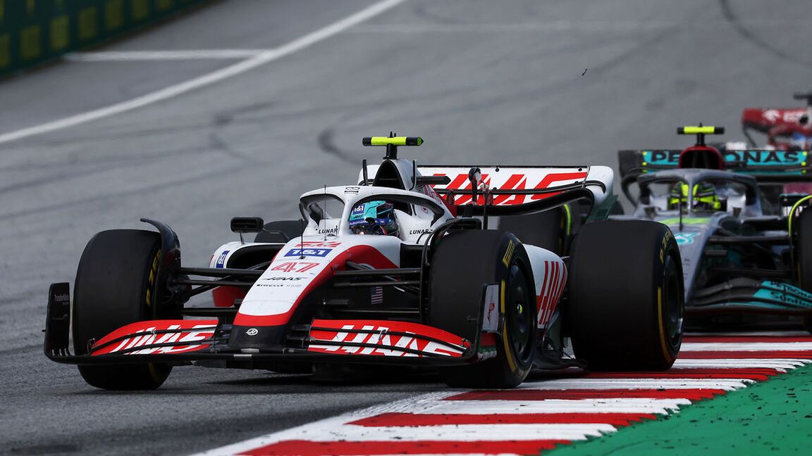 Zdjęcie okładkowe artykułu: Materiały prasowe / Haas / Na zdjęciu: Mick Schumacher przed Lewisem Hamiltonem