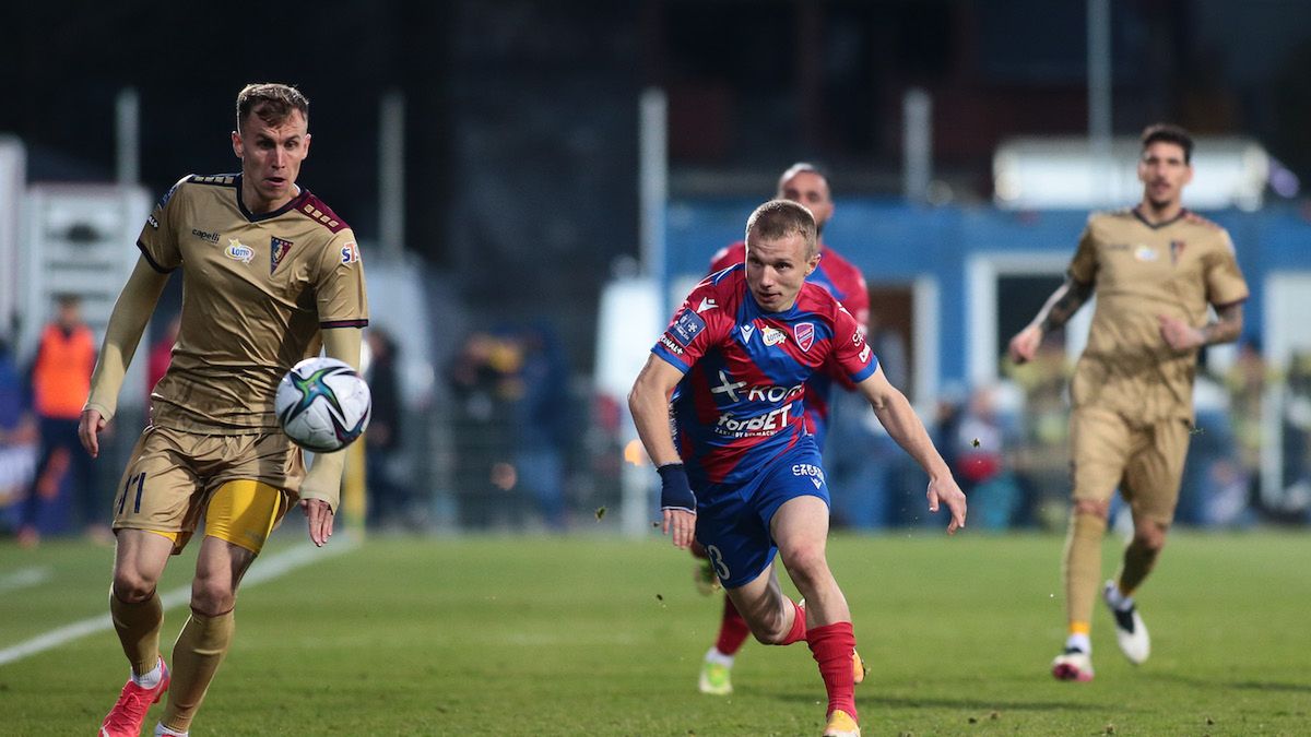 WP SportoweFakty / Tomasz Kudala / Na zdjęciu: Patryk Kun w walce o piłkę