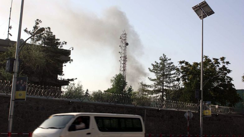 Po wybuchu samochodu wyładowanego materiałami <br/>wybuchowymin nad Kabulem unosił się dym.