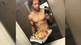 Na diecie jadł pizzę i fast foody. Schudł 80 kg (WIDEO)
