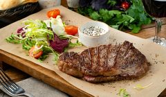 "Stekiem" i "kiełbasą" można nazwać tylko mięso. Europosłowie zdecydowali