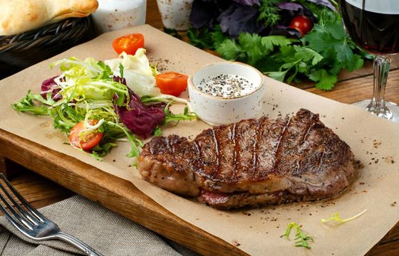 "Stekiem" i "kiełbasą" można nazwać tylko mięso. Europosłowie zdecydowali