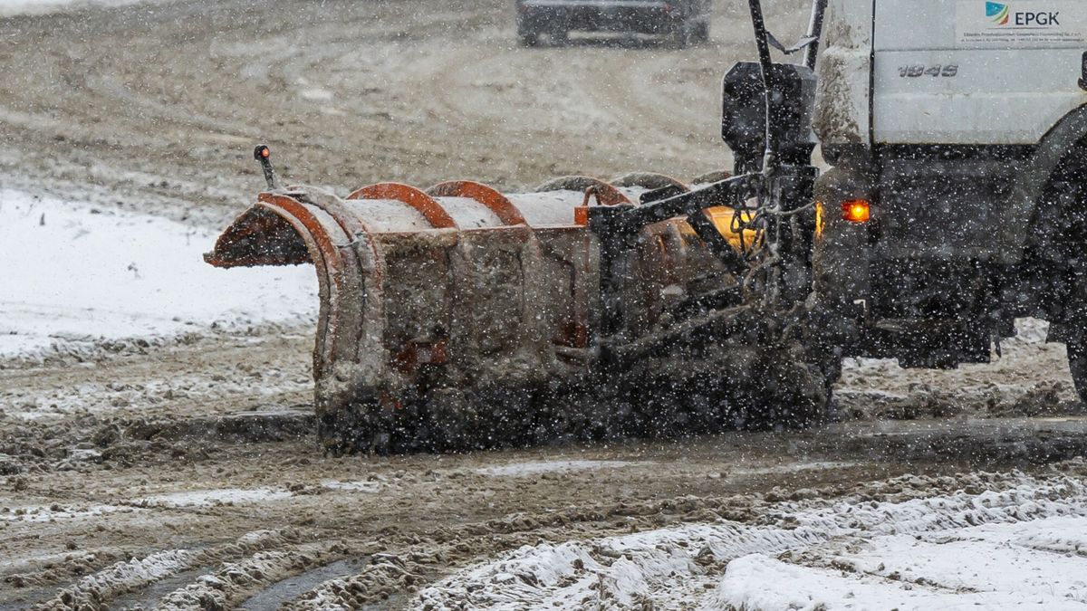 Jedna z ulic w Elblągu w trakcie odśnieżania 