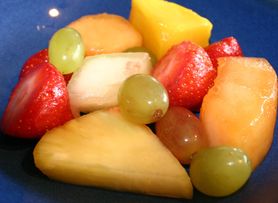 Mieszanka owocowa w puszce w bardzo ciężkim syropie (owoce i płyn)