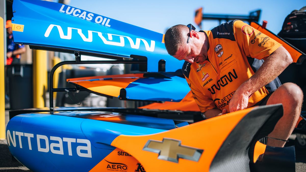 Materiały prasowe / McLaren / Na zdjęciu: prace przy bolidzie McLarena w IndyCar