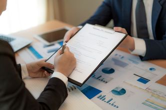 Bierzemy polisy, a potem zapominamy ich opłacić. A dług rośnie