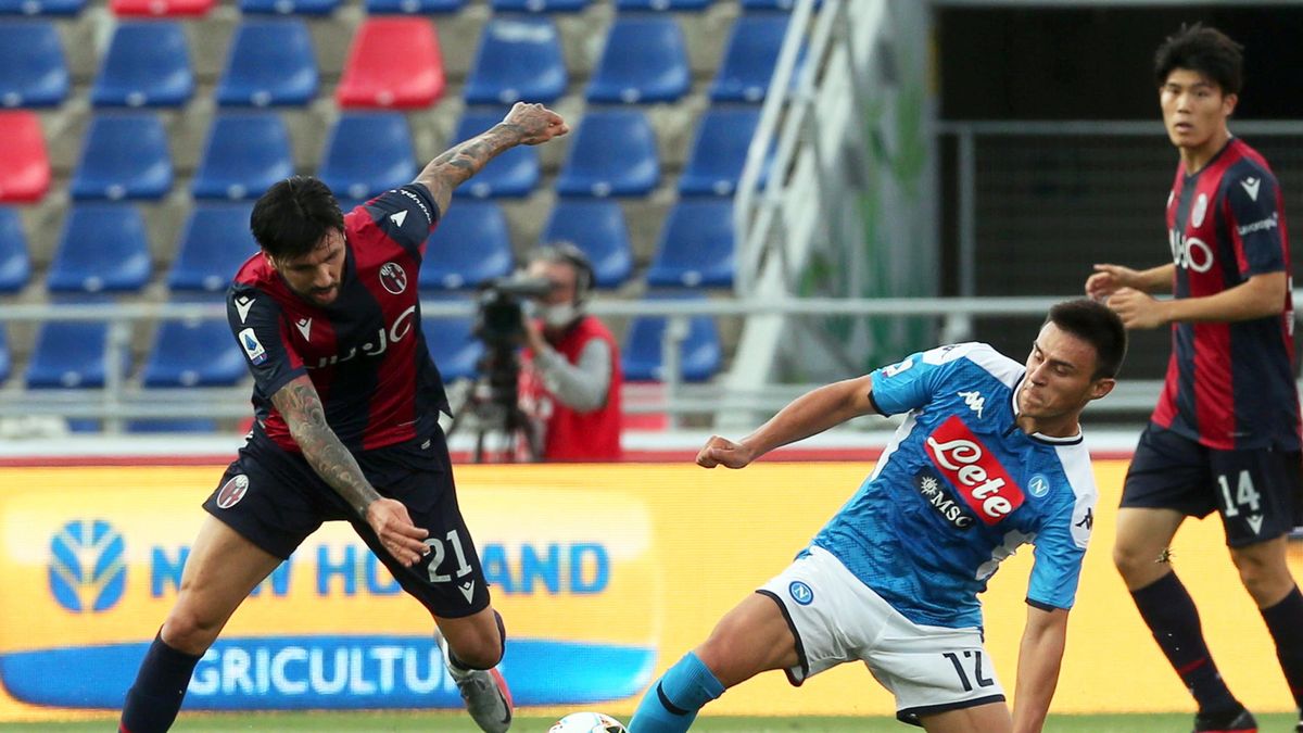 PAP/EPA / GIORGIO BENVENUTI  / Na zdjęciu: Roberto Soriano i Eljif Elmas walczą o piłkę