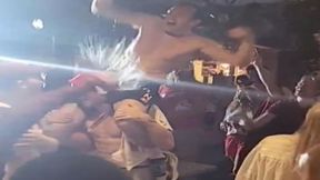 Półnagi gwiazdor skąpany w napojach. Film z zabawy olimpijczyków trafił do sieci