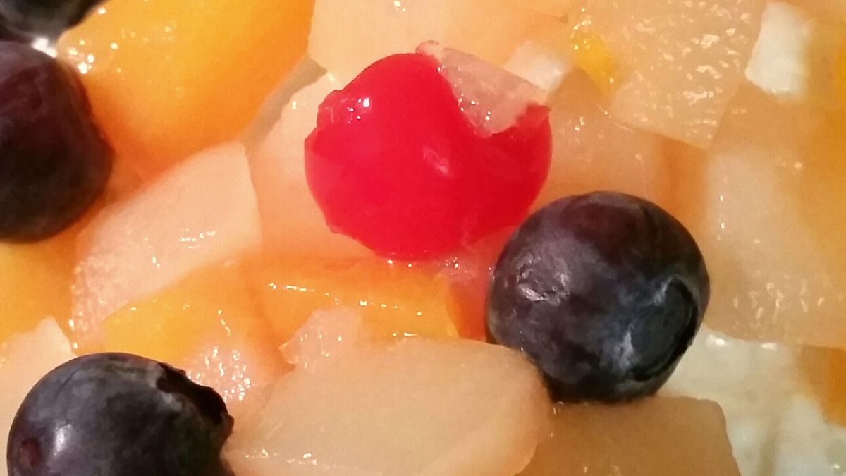 Sałatka owocowa w puszce w soku (owoce i płyn)