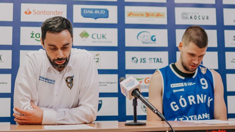 Facebook / Klub Koszykarski Decka Pelplin / Na zdjęciu: Łukasz Grudniewski (z lewej)