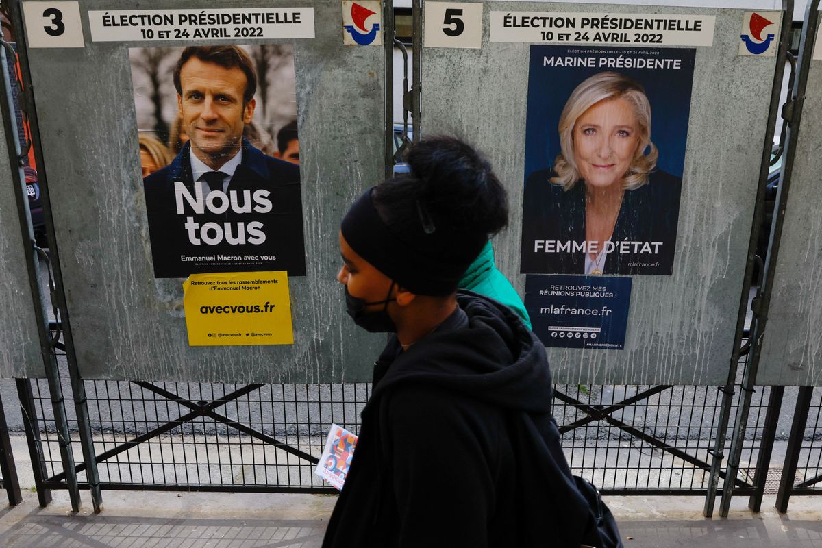 II tura wyborów we Francji. Jest najnowszy sondaż. Na zdjęciu plakaty wyborcze kandydatów rozwieszone na ulicach Paryża 