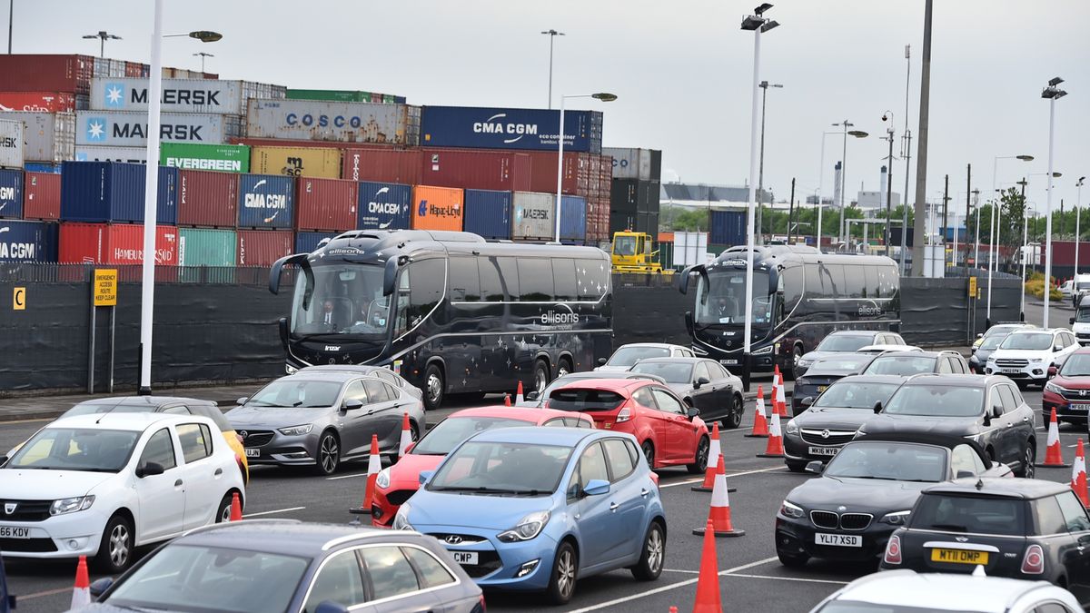 Zdjęcie okładkowe artykułu: PAP/EPA / Peter Powell / Kibice Manchesteru United zablokowali autokar z piłkarzami Liverpoolu