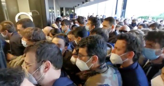 Chaos i tłumy przed punktem szczepień w Bolonii
