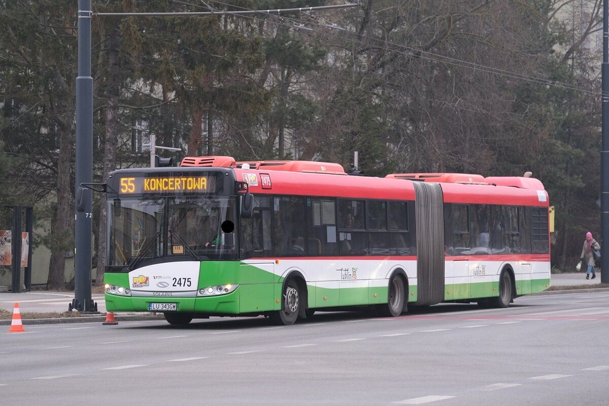 Kierowca autobusu linii nr 55 nie pojechał wyznaczonym objazdem i stoi na awaryjnych na Al. Racławickich