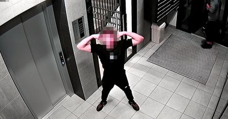 Prężył bicepsy przed kamerą. Jego przeciwnikiem była skrzynka na listy