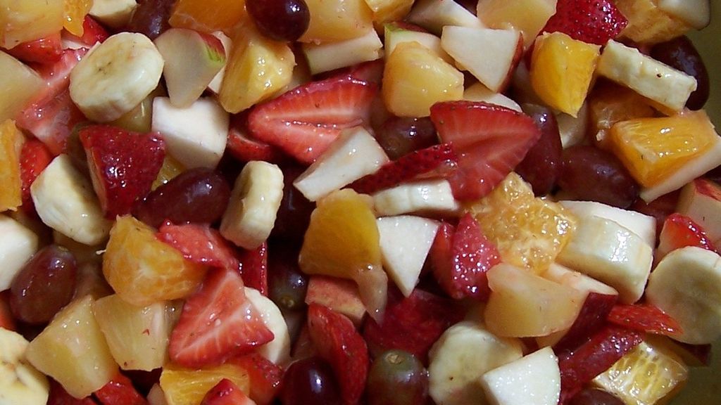 Sałatka owocowa w puszce w lekkim syropie (owoce i płyn)