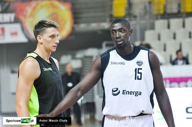 Cheikh Mbodj jak na razie dominuje w strefie podkoszowej