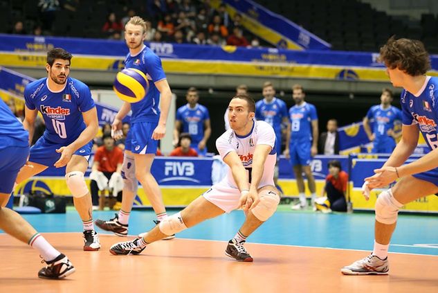 Salvatore Rossini (nr 7) w przyjęciu (fot: FIVB)