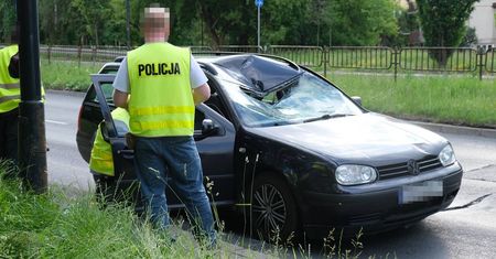 Tragiczny wypadek na al. Sikorskiego. 68-latek nie żyje, obok volkswagena pijany 39-latek z Ukrainy [ZDJĘCIA]