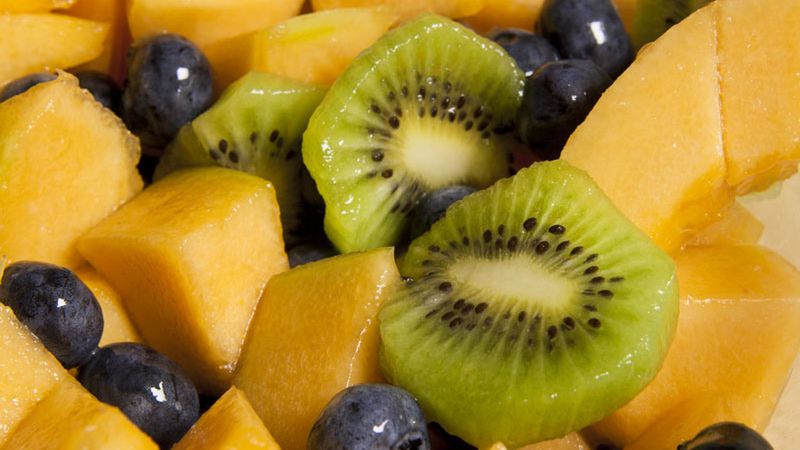 Sałatka owocowa w puszce w ciężkim syropie (owoce i płyn)