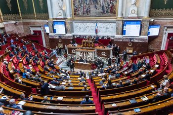 Budżet bez głosowania. Francuski rząd gra va banque