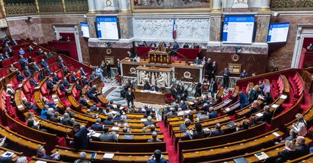Budżet bez głosowania. Francuski rząd gra va banque