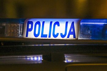 Zaskakujące sceny na Nowogrodzkiej. Wyrzucała rzeczy z 2. piętra