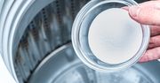Wsypuję do pralki 2 łyżki popularnej przyprawy. Nawet najbrudniejsze skarpetki stają się śnieżnobiałe