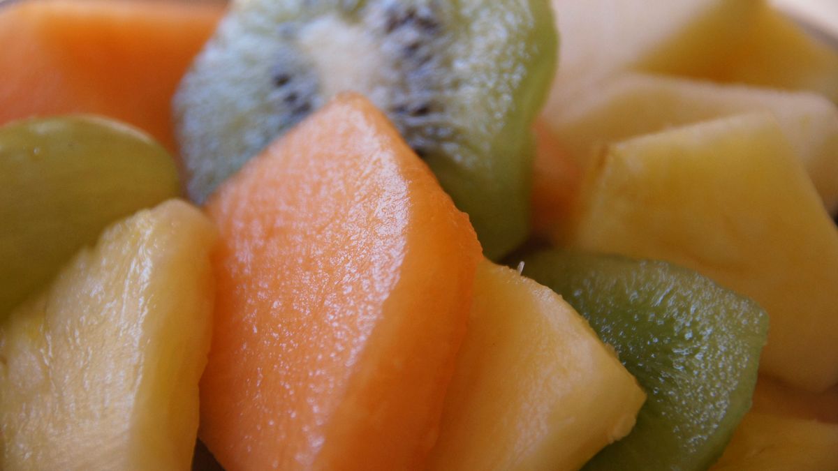 Sałatka owocowa w puszce w bardzo ciężkim syropie (owoce i płyn)