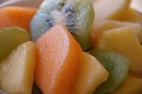 Sałatka owocowa w puszce w bardzo ciężkim syropie (owoce i płyn)