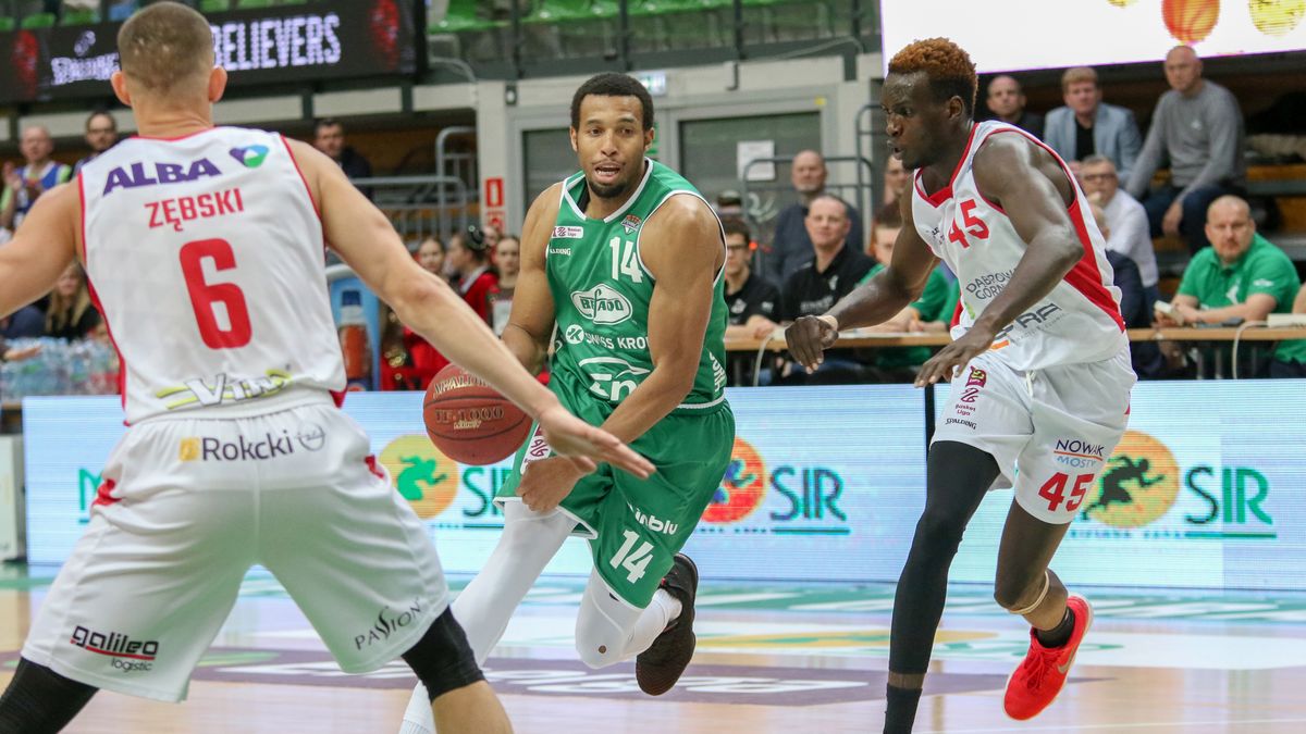 WP SportoweFakty / Artur Lawrenc / Na zdjęciu: Mateusz Zębski, Quinton Hosley, Deng Deng