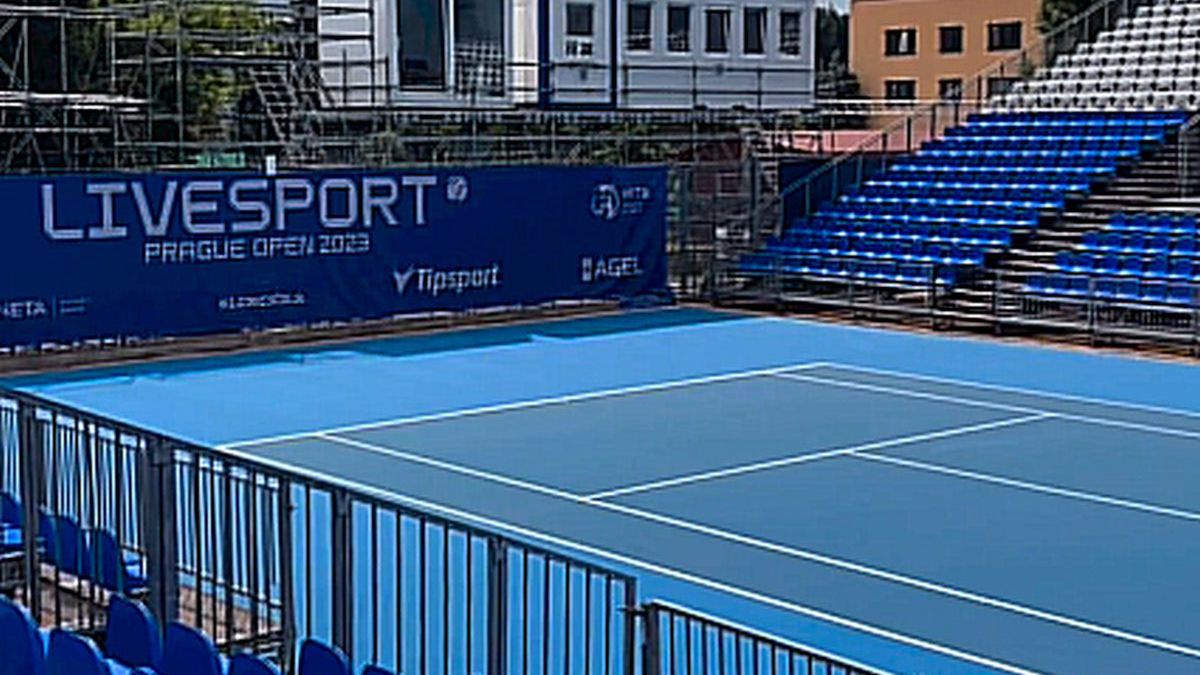Zdjęcie okładkowe artykułu: Instagram / hwww.instagram.com/livesportpragueopen / Na zdjęciu: kort tenisowy w Pradze