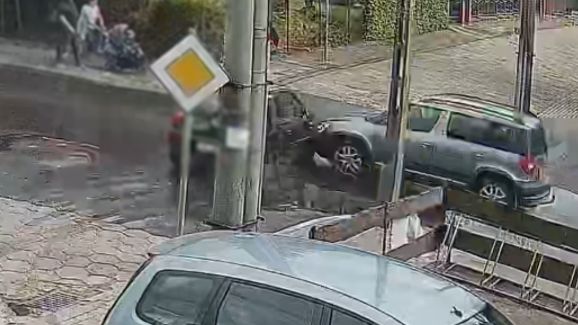 Samochody w trakcie uderzenia