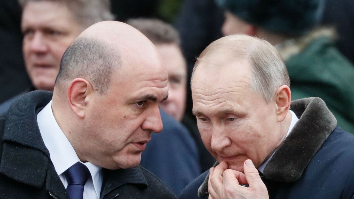 Premier Rosji Michaił Miszustin (z lewej) i prezydent Rosji Władimir Putin (z prawej)